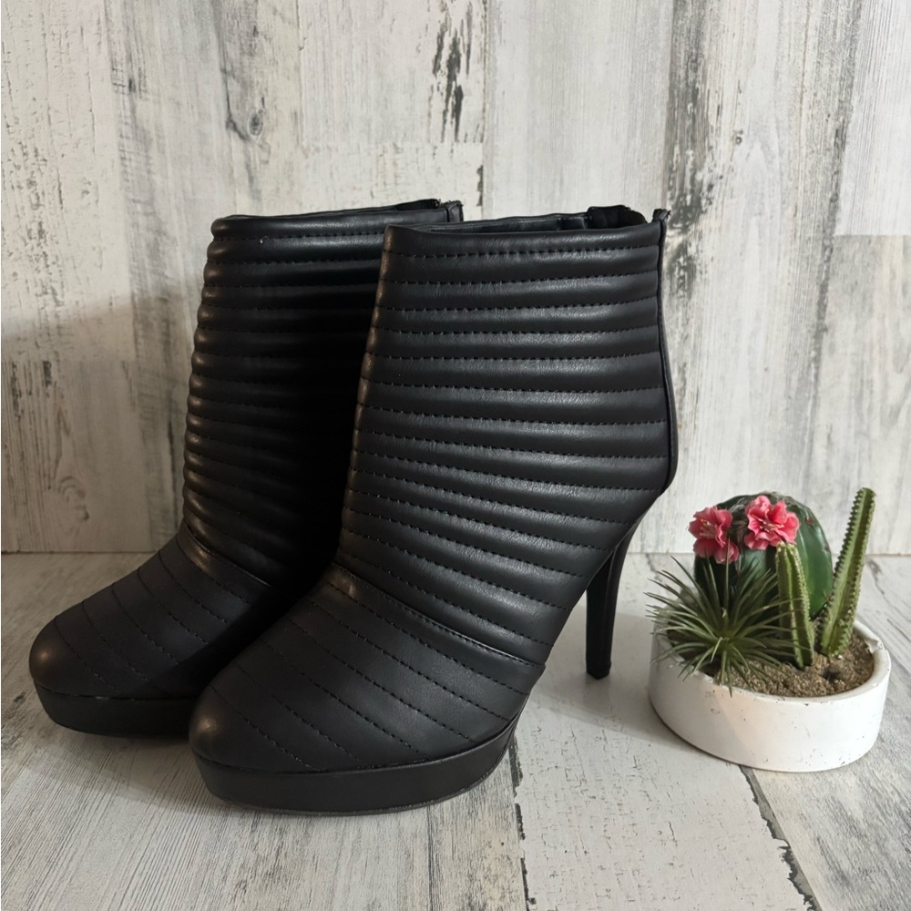 TORRID Black Moto Quilted heeled booties women’s Size 9